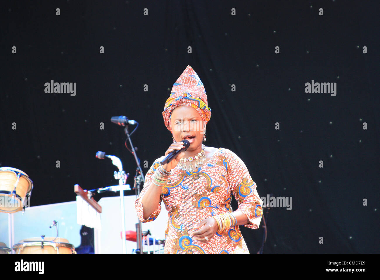 Londres Pleasure Gardens, London, UK, samedi 21 juillet 2012. Beninoise singer-songwriter, Angélique Kidjo à la BT de la rivière Fête de la musique. Une partie de l'Olympiade culturelle de Londres, menant à des jeux olympiques de 2012 à Londres, le Festival de Musique de la rivière BT se tient à Londres ce week-end avec chaque étape avec la musique d'une partie spécifique du monde. Le lieu de la scène l'Afrique est le nouvellement ouvert Londres Jardins d'agrément, au Ponton Dock dans les Docklands de Londres. Banque D'Images