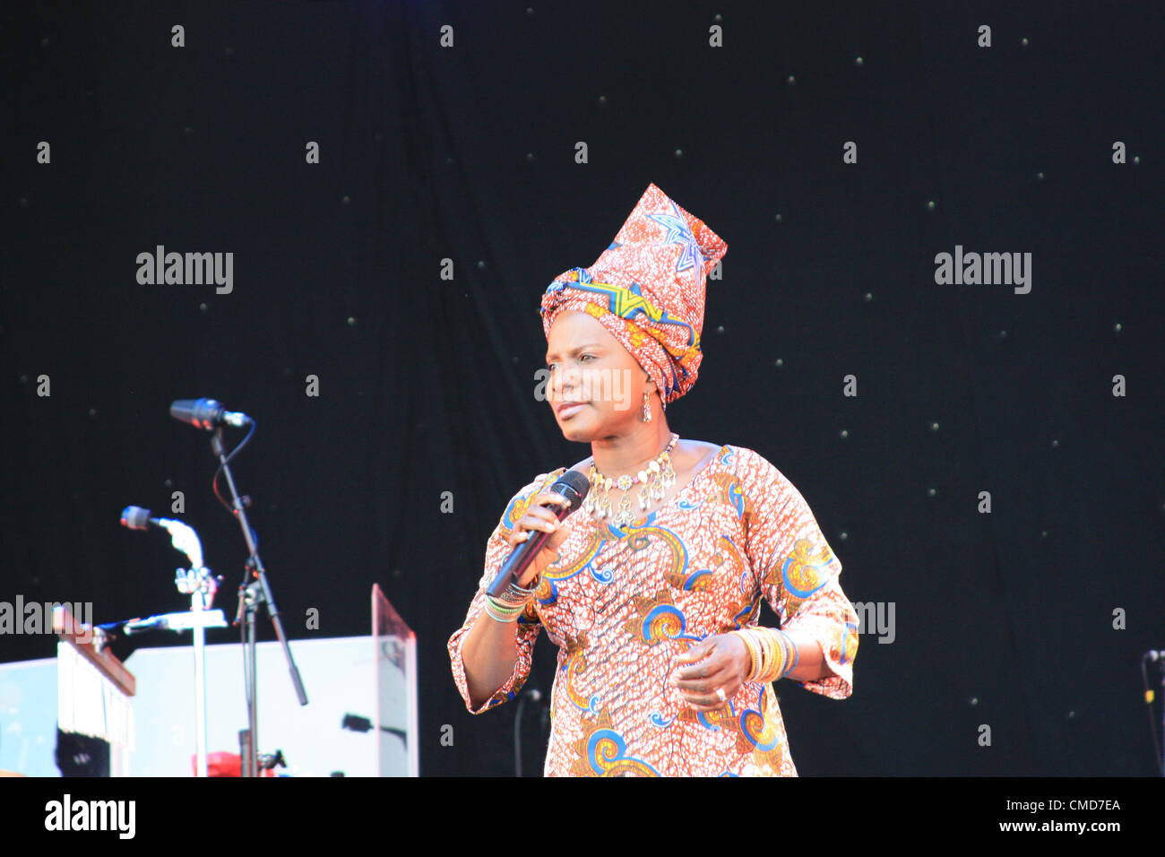 Londres Pleasure Gardens, London, UK, samedi 21 juillet 2012. Beninoise singer-songwriter, Angélique Kidjo à la BT de la rivière Fête de la musique. Une partie de l'Olympiade culturelle de Londres, menant à des jeux olympiques de 2012 à Londres, le Festival de Musique de la rivière BT se tient à Londres ce week-end avec chaque étape avec la musique d'une partie spécifique du monde. Le lieu de la scène l'Afrique est le nouvellement ouvert Londres Jardins d'agrément, au Ponton Dock dans les Docklands de Londres. Banque D'Images