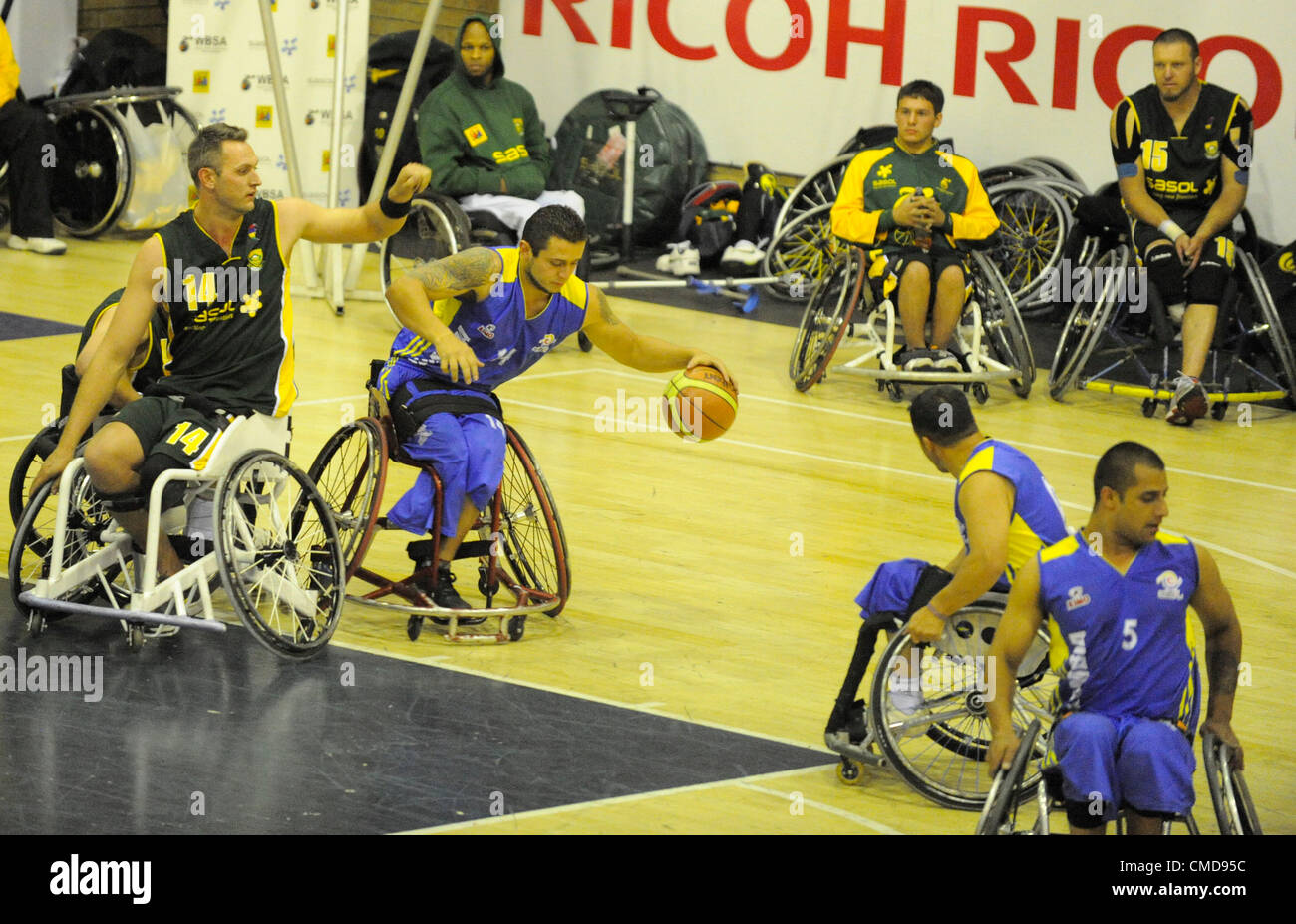 JOHANNESBURG, AFRIQUE DU SUD - le 22 juillet, l'Afrique du Sud et la Colombie au cours du match de basket-ball en fauteuil roulant de SASOL entre Afrique du Sud et la Colombie à Mandeville Sports Centre le 22 juillet 2012 à Johannesburg, Afrique du Sud Photo de Lefty Shivambu / Images Gallo Banque D'Images