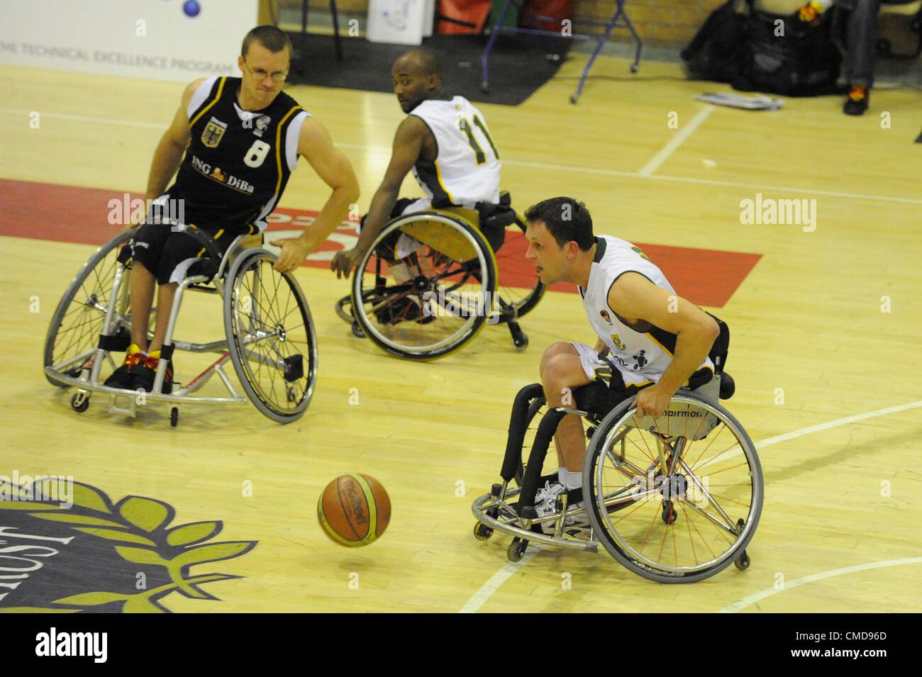 JOHANNESBURG, AFRIQUE DU SUD - le 22 juillet, André Gundert d'Allemagne et Marius Gumbi de SA pendant le match de basket-ball en fauteuil roulant de SASOL entre Afrique du Sud et de l'Allemagne à Mandeville Sports Centre le 22 juillet 2012 à Johannesburg, Afrique du Sud Photo de Lefty Shivambu / Images Gallo Banque D'Images