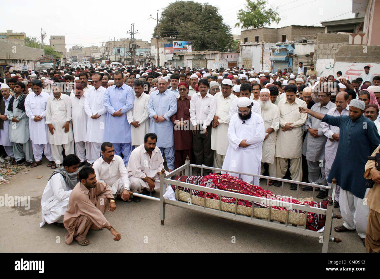 Les gens offrent la prière funéraire de Sardar Imam Baksh Baloch, qui a été abattu par des inconnus armés à Gulzar-e-Hijri, à Gharibabad à Karachi le lundi 23 juillet, 2012. Banque D'Images