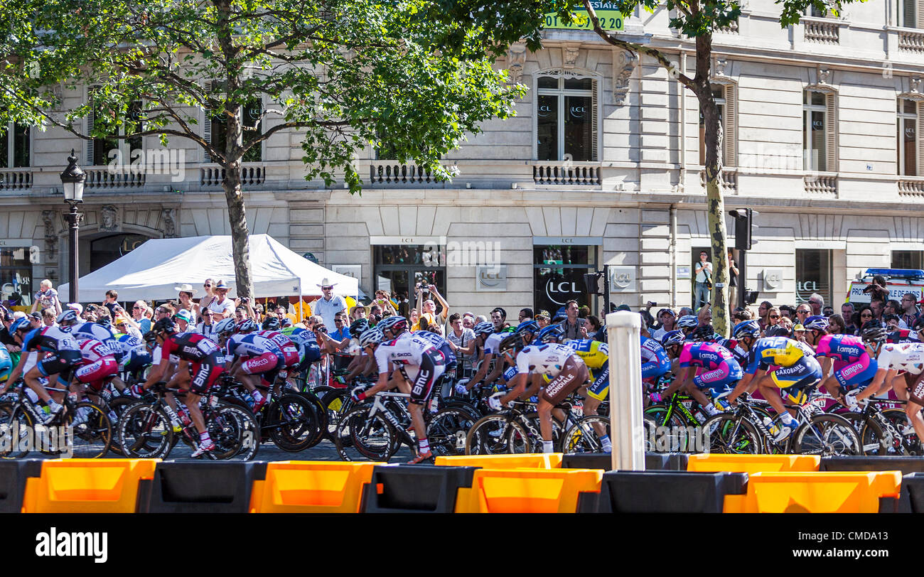 Paris, France, le 22 juillet 2012 : le peloton circonscription lors de la dernière étape du Tour de France 2012 sur l'Avenue des Champs Elysées à Paris. Banque D'Images