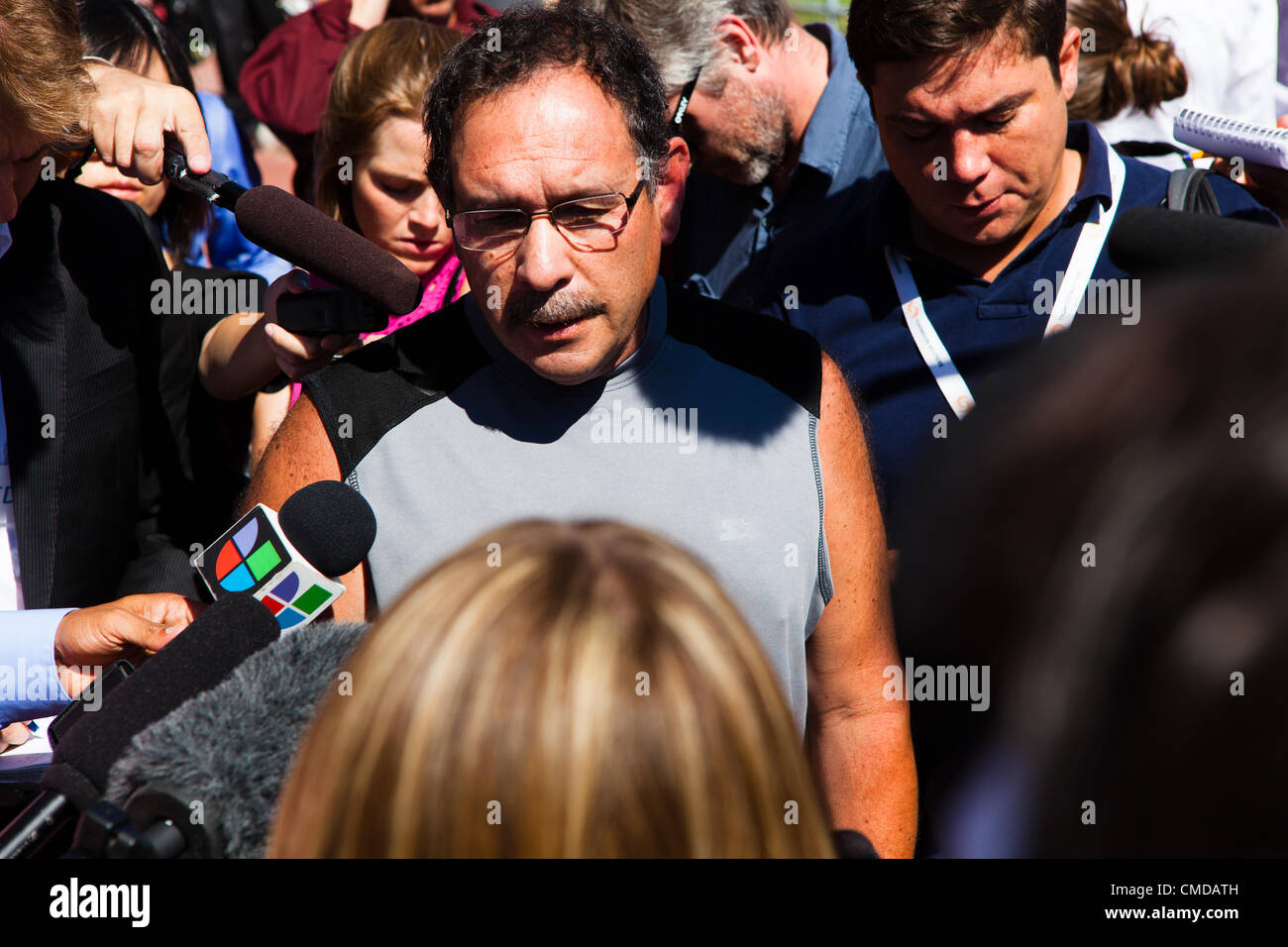 Centennial, Colorado, USA. David Sanchez, père de l'époux de Katie Medley qui a été grièvement blessé à l'Aurora siècle 16 theatre lors d'un examen préalable du film Batman The Dark Knight Rises, adresses médias au Palais de justice du comté d'Arapahoe le 23 juillet 2012. Sanchez a déclaré qu'il s'efforce de ne pas ressentir de la colère. Banque D'Images