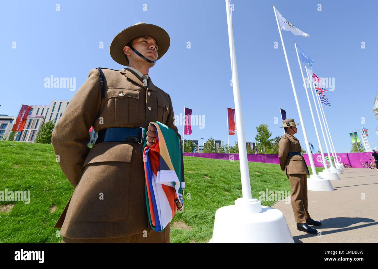 Londres, Angleterre : Lundi 23 juillet 2012, un soldat du Régiment du Génie 36 instructions pour soulever la attend drapeau sud-africain lors de la cérémonie de lever du drapeau au village olympique. Photo par Roger Sedres/ImageSA Banque D'Images