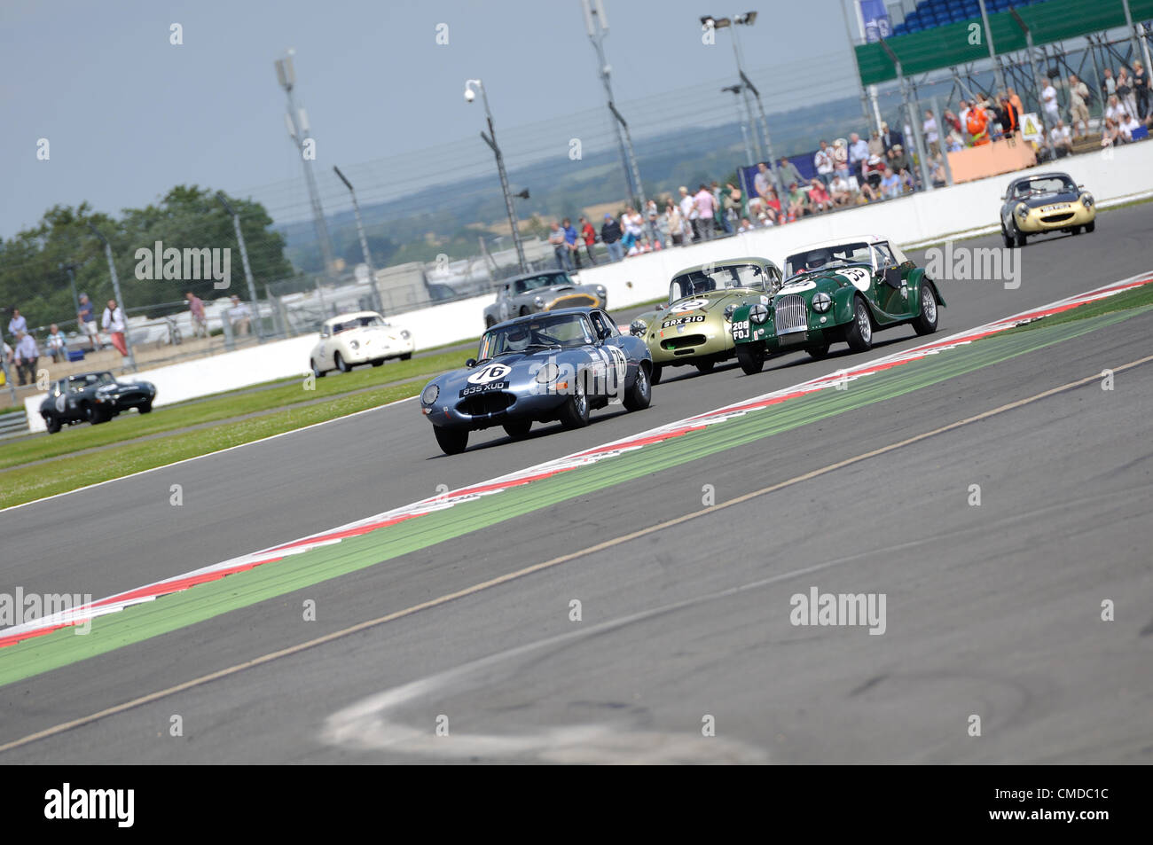 22 juillet 2012, Silverstone, Angleterre. Les voitures bataille pour position au cours du Royal Automobile Club Tourist Trophy pour véhicules historiques (pré-63GT) course à Silverstone Classic 2012 Banque D'Images