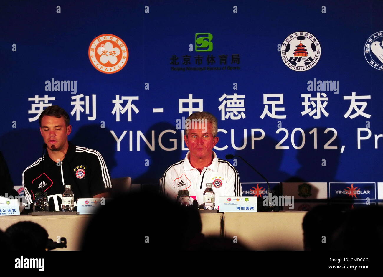 23.07.2012. Beijing, Chine ; FC Bayern Munchen arrive à Pékin pour la première 'Cup' Yingli match contre Beijing Guoan le 24 juillet au stade des travailleurs. Manuel Neuer et Josef Heynckes lors d'une conférence de presse. Banque D'Images