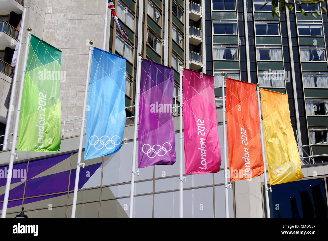 LONDON, UK, lundi 23 juillet, 2012. Londres 2012 drapeaux à côté de l'hôtel Hilton on Park Lane. Les Jeux Olympiques de Londres en 2012 sera officiellement ouverte le vendredi 27 juillet 2012 à 21h00. Banque D'Images