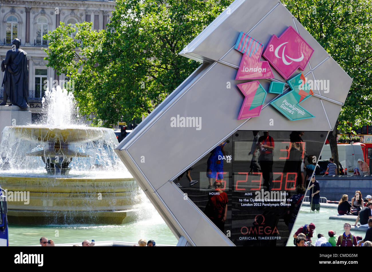 LONDON, UK, lundi 23 juillet, 2012. L'horloge Omega sur Trafalgar Square se lit 37 jours de Jeux Paralympiques de Londres 2012. Les Jeux Olympiques de Londres en 2012 sera officiellement ouverte le vendredi 27 juillet 2012 à 21h00. Banque D'Images