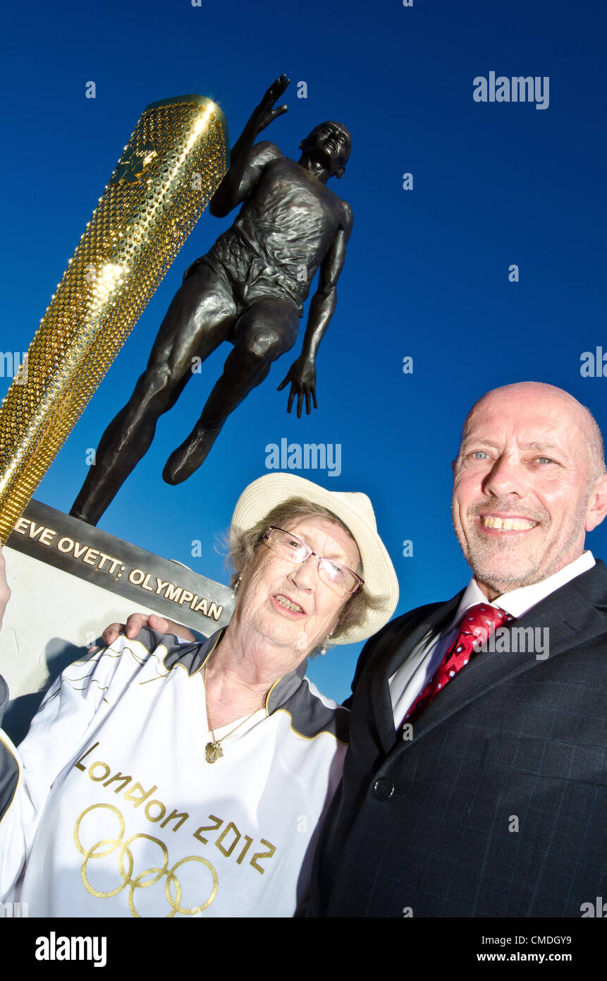 Médaillé d'or olympique Steve Ovett avec Sylvia Baker, porteurs du flambeau olympique 87, lors de l'inauguration de la nouvelle statue de lui sur Madeira Drive Brighton. Mardi 24 juillet 2012 photo©Julia Claxton Banque D'Images