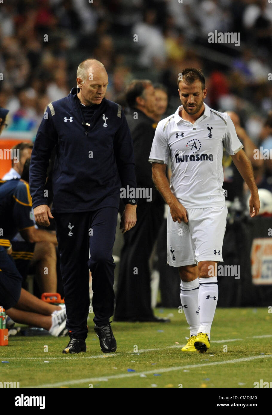 USA. 24.07.2012. Los Angeles, Californie. Tottenham Hotspur (11) Rafael van der Vaart n'est pris sur le terrain avec une apparente blessure pendant un match de football amical entre Tottenham Hotspur et le Los Angeles Galaxy au Home Depot Center de Carson, en Californie. Banque D'Images