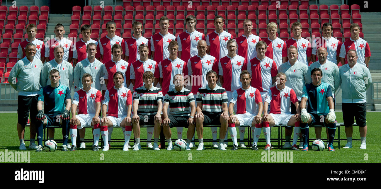 L'équipe de soccer club tchèque SK Slavia Praha pose le Mardi, Juillet 24, 2012, pour une photo de l'équipe. Rangée du haut de gauche à droite : Martin Hurka, Matus Conka, Vitaliy Trubila, Zoran Milutinovic, Tomas, Frejlach Zakostelsky Zmrhal Jaromir, Jan, Jan Vosahlik, Martin Juhar, Stepan Kores, Daniel Vesely, Martin Dostal, Lubos Tusjak. Midle rangée de gauche : Jiri Strnad, chef d'équipe Miroslav Drzmisek Budejsky, Jan fitness trainer, Milan Nitriansky, Martin Dobrotka, Ondrej Petrak, Martin Latka, Milan Skoda, Robert Cicman Hubinka Radek, physiothérapeute, Roman Slavik, masseur Jiri Trenkwitz. Rangée inférieure de gauche à droite : Martin soit Banque D'Images