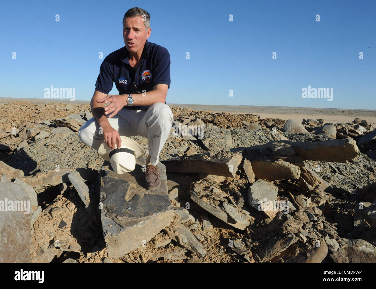 24-07-12..... Volksblad... Nuus....Visiter le Haskeempan 200km d'Upington dans le Cap du Nord, à partir de la British Royal Airforce, Andy Green qui a l'intention de briser le record de 1600 véhicule kilomètre par heure en 2014. Cinq collectivités autour de Mier composé de 317 personnes sont impliquées dans un projet d'emploi de ramasser des pierres pour dégager la voie de 20 kilomètres nécessaires à la tentative de record. Andy a passé du temps avec les travailleurs et de compensation de signer des autographes ..Histoire : Charne Kemp....Photo : Emile Hendricks/Foto24 Banque D'Images