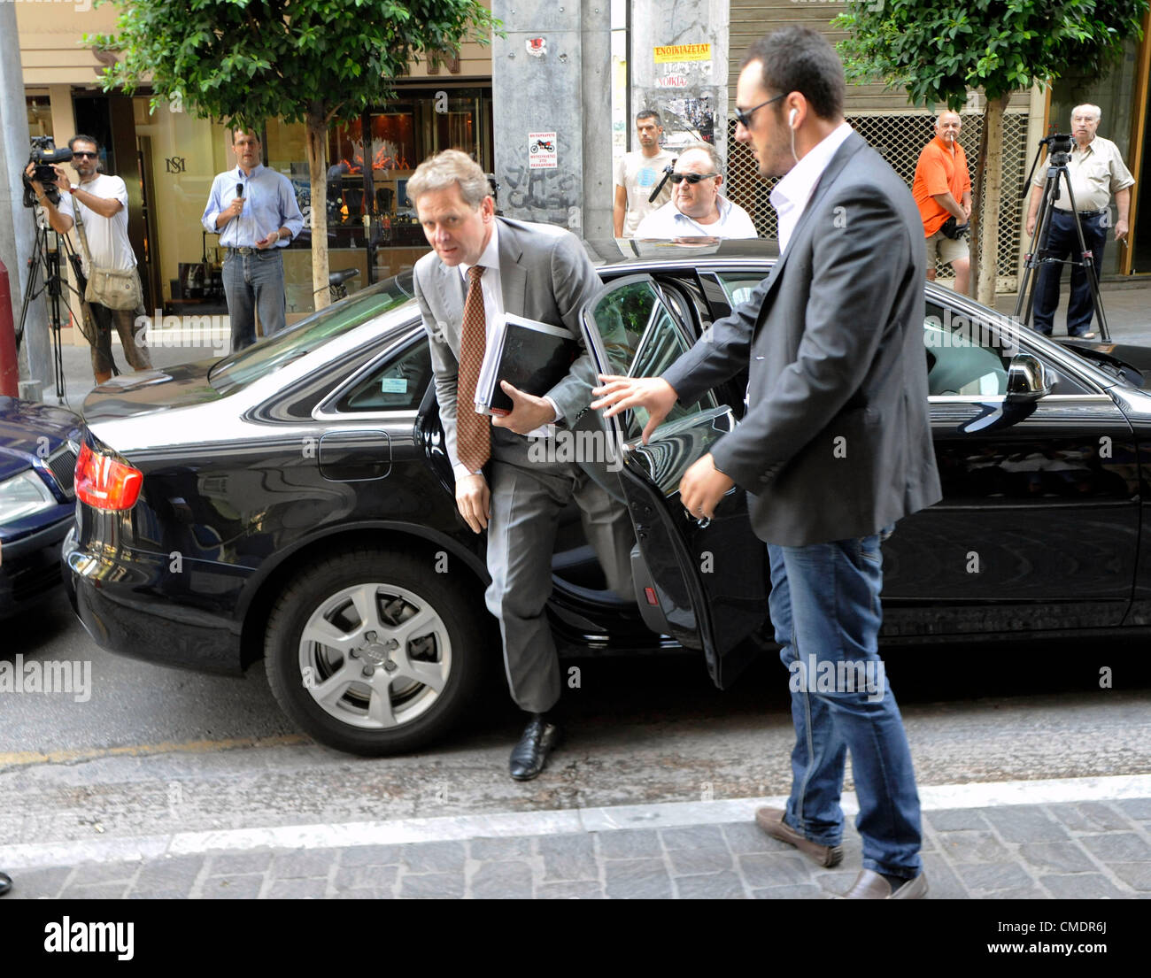 Juillet 26, 2012 Athènes Grèce. Poul Thomsen, chef de la mission du Fonds monétaire international (FMI) arrive au ministère des Finances pour une réunion entre le ministre des Finances, Yiannis Stournaras et les inspecteurs de la dette de la Banque centrale européenne, Commission européenne et Fonds monétaire international, la troïka. La troïka de la Grèce sont la surveillance des réformes économiques et des tentatives de rapports au milieu de récupération de stagnation. Banque D'Images