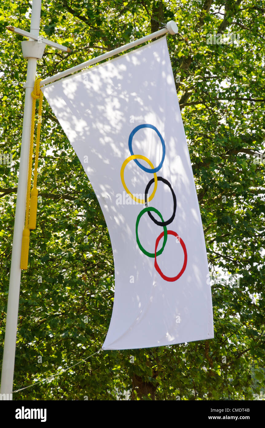 Londres, Royaume-Uni, jeudi 26 juillet, 2012. Drapeaux olympiques sont affichées sur le Mall, un jour avant les Jeux Olympiques de 2012 à Londres la cérémonie d'ouverture. Banque D'Images
