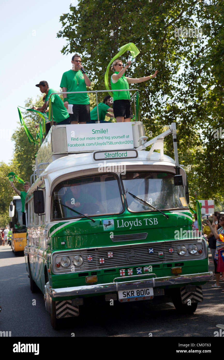 26 juillet 2012, le relais de la Flamme Olympique, Clapham Common, London, UK - 12.55 H - Lloyds TSB, flottement du promoteur précède le relayeur Banque D'Images