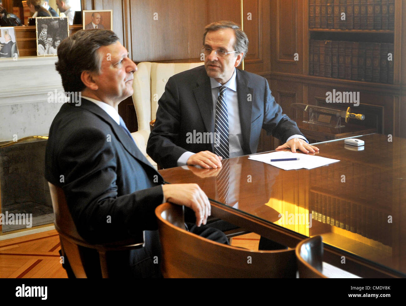 Le 26 juillet 2012. Athènes, Grèce. Le Président de la Commission européenne, Jose Manuel Barroso, fait son premier voyage à Athènes pour trois ans pour rencontrer le Premier Ministre grec, Antonio Samaras. M. Barroso a emphacised l'importance d'accélérer les réformes et que des mesures concrètes doivent être prises non seulement à l'intention de parler. Credit : Art de Focus / Alamy Live News Banque D'Images