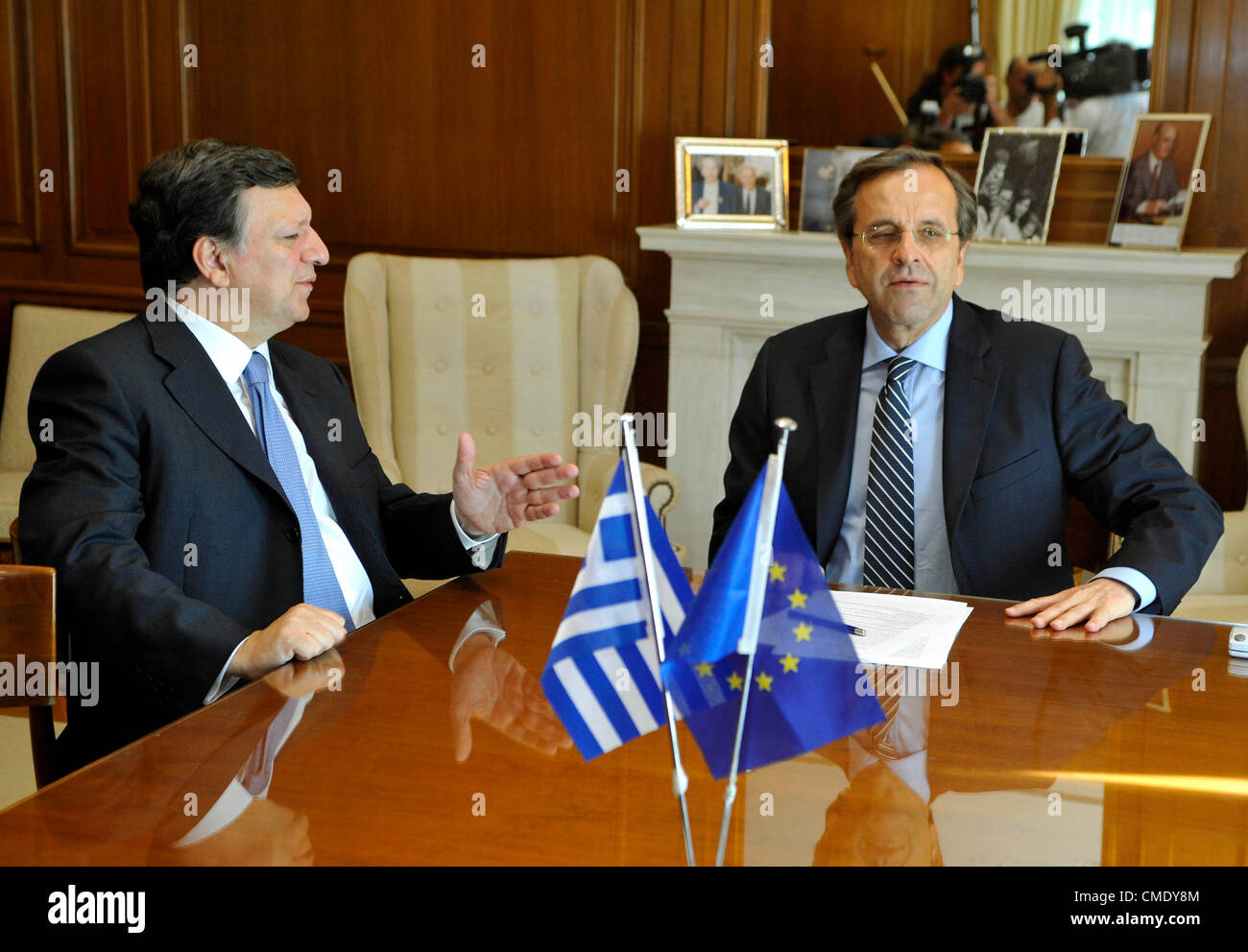 Le 26 juillet 2012. Athènes, Grèce. Le Président de la Commission européenne, Jose Manuel Barroso, fait son premier voyage à Athènes pour trois ans pour rencontrer le Premier Ministre grec, Antonio Samaras. M. Barroso a emphacised l'importance d'accélérer les réformes et que des mesures concrètes doivent être prises non seulement à l'intention de parler. Credit : Art de Focus / Alamy Live News Banque D'Images