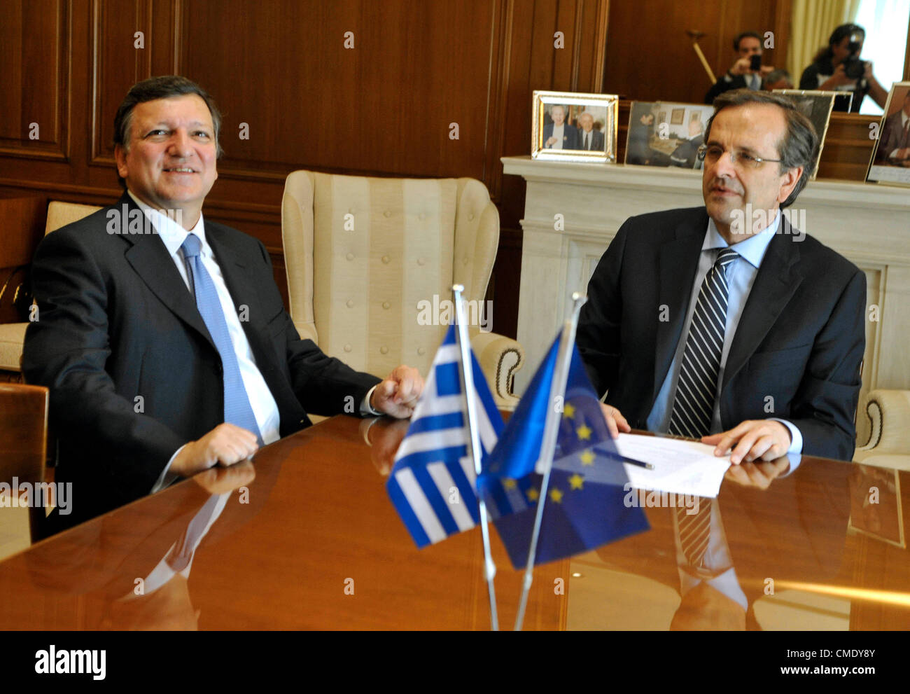 Le 26 juillet 2012. Athènes, Grèce. Le Président de la Commission européenne, Jose Manuel Barroso, fait son premier voyage à Athènes pour trois ans pour rencontrer le Premier Ministre grec, Antonio Samaras. M. Barroso a emphacised l'importance d'accélérer les réformes et que des mesures concrètes doivent être prises non seulement à l'intention de parler. Credit : Art de Focus / Alamy Live News Banque D'Images