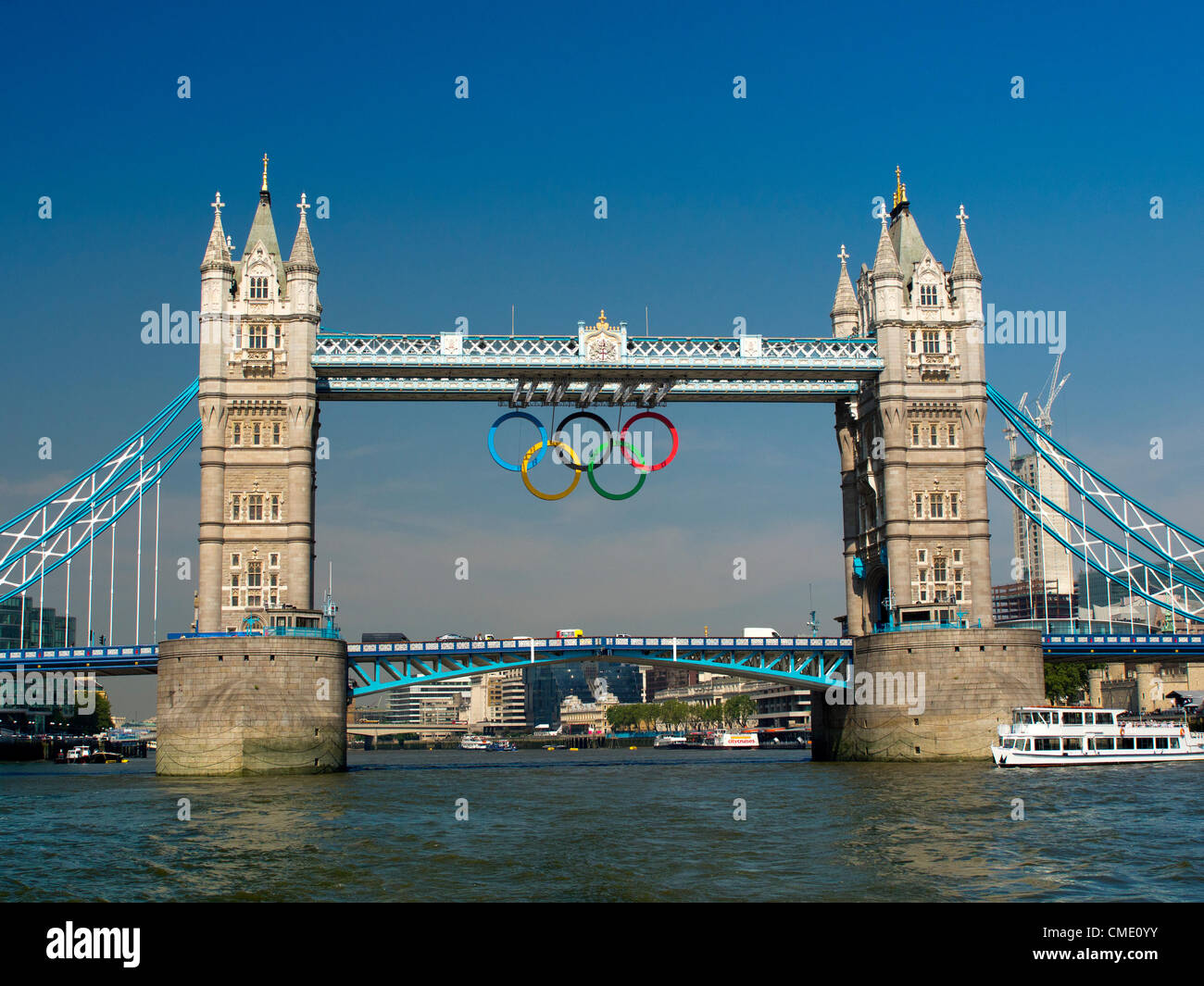 Londres, Royaume-Uni. 25 juillet, 2012. Tower Bridge, Londres, avec anneaux olympiques 2 Banque D'Images