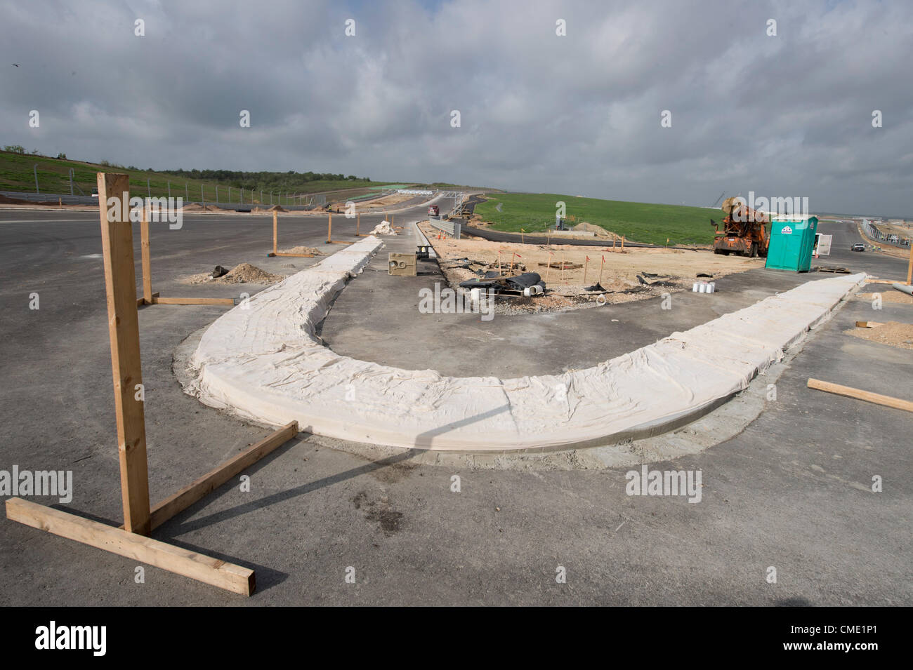 Trois mois avant une course de Formule Un à la mi-novembre, les entrepreneurs travaillent autour de l'horloge pour fermer le circuit des Amériques racetrack dans le centre du Texas Austin à l'extérieur. Les 3,4 km de voie dispose d'une forte pente, à son tour, l'un suivi d'un virage à gauche sévère après les 113 pieds de hauteur. Virage 11 Banque D'Images