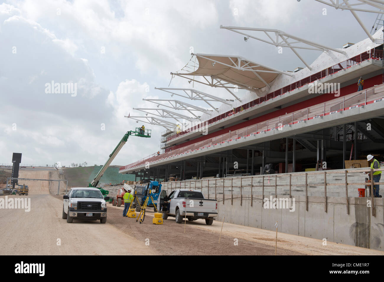 Trois mois avant une course de Formule Un à la mi-novembre, les entrepreneurs travaillent autour de l'horloge pour fermer le circuit des Amériques racetrack dans le centre du Texas Austin à l'extérieur. Les 3,4 km de voie dispose d'une forte pente, à son tour, l'un suivi d'un virage à gauche sévère après les 113 pieds de hauteur. Banque D'Images
