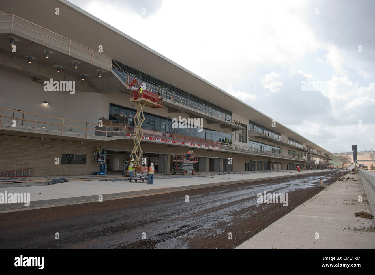 Trois mois avant une course de Formule Un à la mi-novembre, les entrepreneurs travaillent autour de l'horloge pour fermer le circuit des Amériques racetrack dans le centre du Texas Austin à l'extérieur. Les 3,4 km de voie dispose d'une forte pente, à son tour, l'un suivi d'un virage à gauche sévère après les 113 pieds de hauteur. Banque D'Images