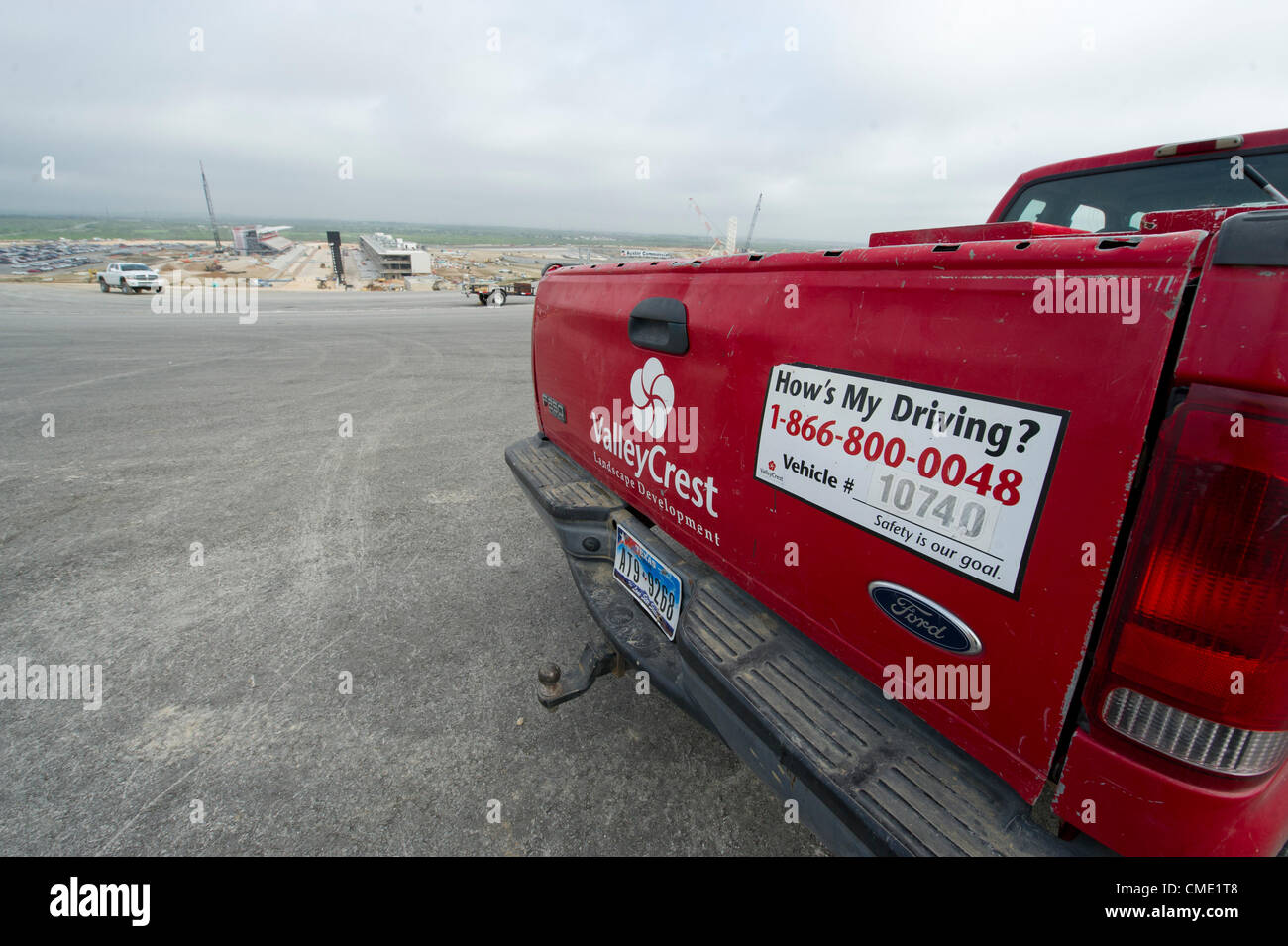 Trois mois avant une course de Formule Un à la mi-novembre, les entrepreneurs travaillent fébrilement pour compléter le circuit des Amériques racetrack dans le centre du Texas Austin à l'extérieur. Les 3,4 km de voie dispose d'une forte pente, à son tour, l'un suivi d'une main gauche sévère après les 113 pieds de hauteur. Banque D'Images