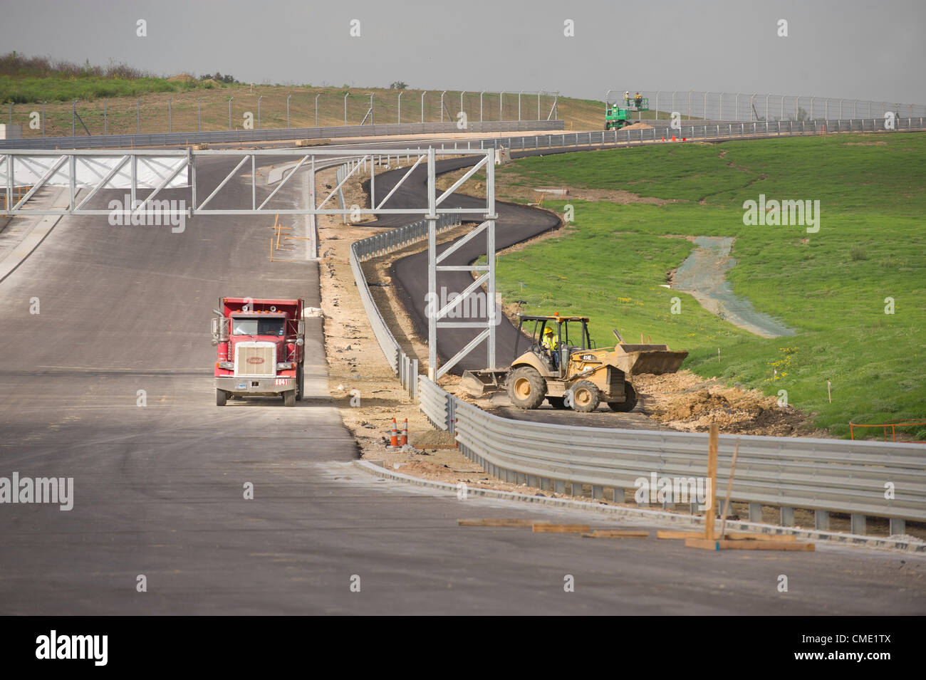 Trois mois avant une course de Formule Un à la mi-novembre, les entrepreneurs travaillent autour de l'horloge pour fermer le circuit des Amériques racetrack dans le centre du Texas Austin à l'extérieur. Les 3,4 km de voie dispose d'une forte pente, à son tour, l'un suivi d'un virage à gauche sévère après les 113 pieds de hauteur. Banque D'Images