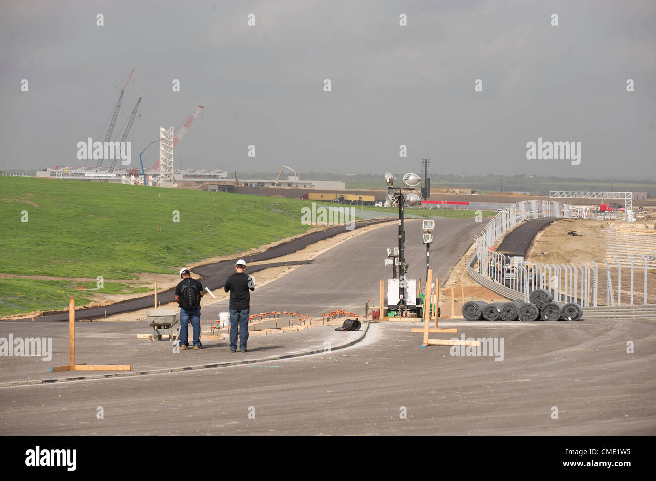 Trois mois avant une course de Formule Un à la mi-novembre, les entrepreneurs travaillent autour de l'horloge pour fermer le circuit des Amériques racetrack dans le centre du Texas Austin à l'extérieur. Les 3,4 km de voie dispose d'une forte pente, à son tour, l'un suivi d'un virage à gauche sévère après les 113 pieds de hauteur. Banque D'Images