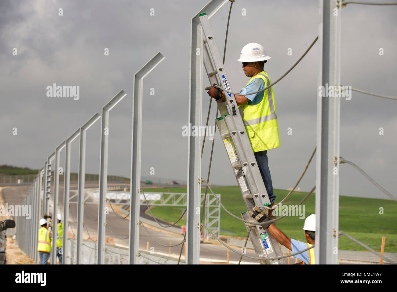 Trois mois avant une course de Formule Un à la mi-novembre, les entrepreneurs travaillent autour de l'horloge pour fermer le circuit des Amériques racetrack dans le centre du Texas Austin à l'extérieur. Les 3,4 km de voie dispose d'une forte pente, à son tour, l'un suivi d'un virage à gauche sévère après les 113 pieds de hauteur. Banque D'Images