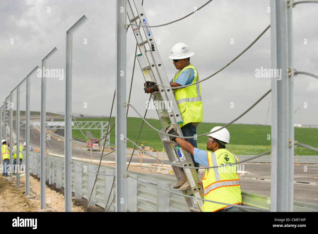 Trois mois avant une course de Formule Un à la mi-novembre, les entrepreneurs travaillent autour de l'horloge pour fermer le circuit des Amériques racetrack dans le centre du Texas Austin à l'extérieur. Les 3,4 km de voie dispose d'une forte pente, à son tour, l'un suivi d'un virage à gauche sévère après les 113 pieds de hauteur. Banque D'Images