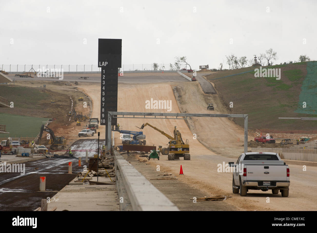 Trois mois avant une course de Formule Un à la mi-novembre, les entrepreneurs travaillent autour de l'horloge pour fermer le circuit des Amériques racetrack dans le centre du Texas Austin à l'extérieur. Les 3,4 km de voie dispose d'une forte pente, à son tour, l'un suivi d'un virage à gauche sévère après les 113 pieds de hauteur. Banque D'Images