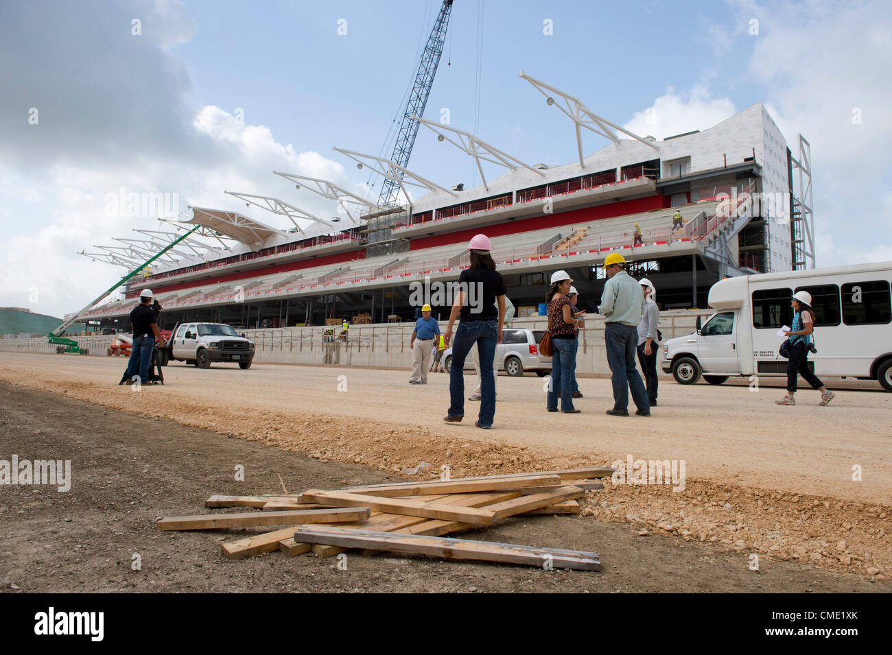 Trois mois avant une course de Formule Un à la mi-novembre, les entrepreneurs travaillent autour de l'horloge pour fermer le circuit des Amériques racetrack dans le centre du Texas Austin à l'extérieur. Les 3,4 km de voie dispose d'une forte pente, à son tour, l'un suivi d'un virage à gauche sévère après les 113 pieds de hauteur. Banque D'Images