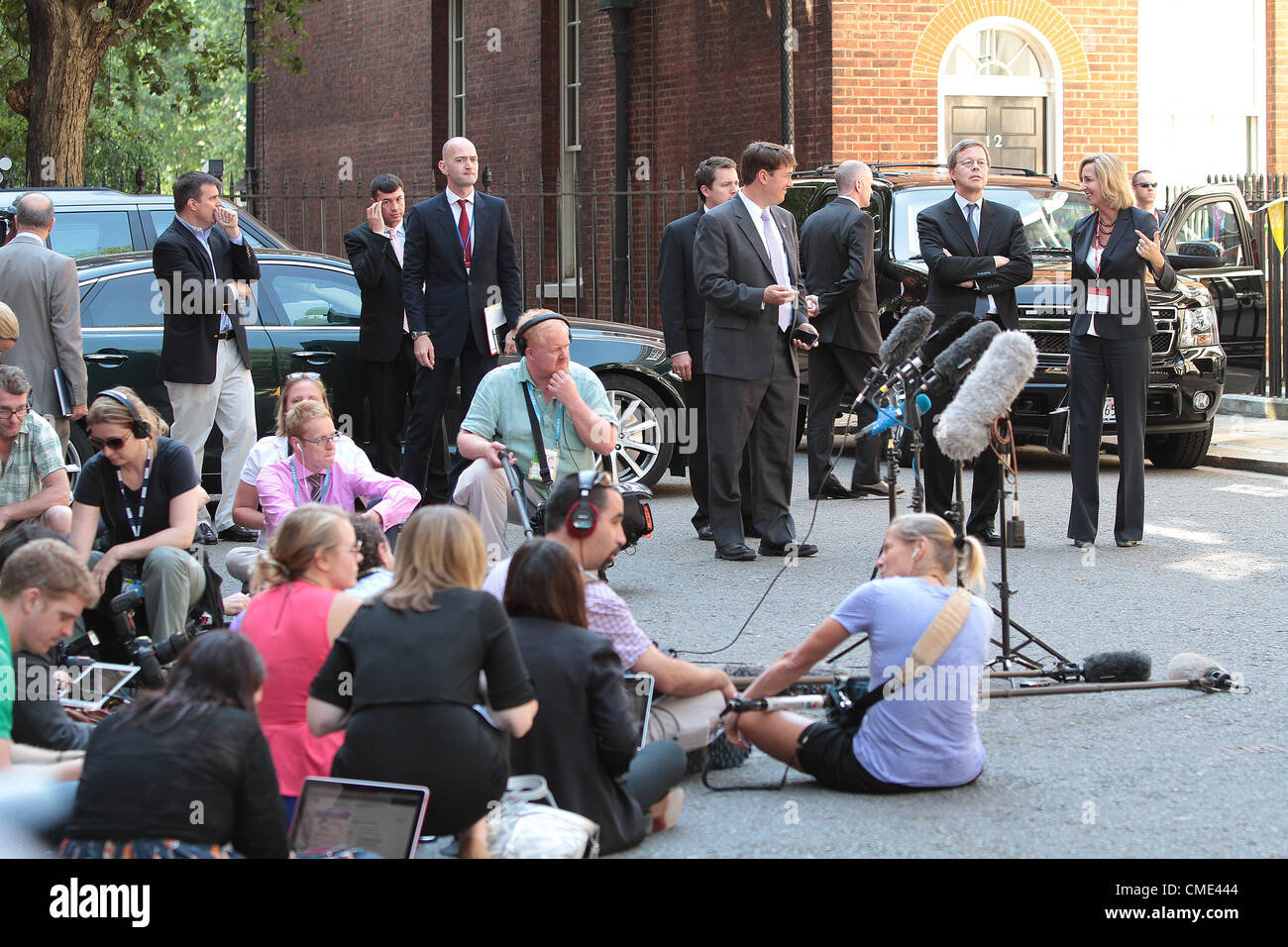 Nous médias s'asseoir sur le sol à l'extérieur numéro 10 à Downing Street 26.07.2012 Banque D'Images