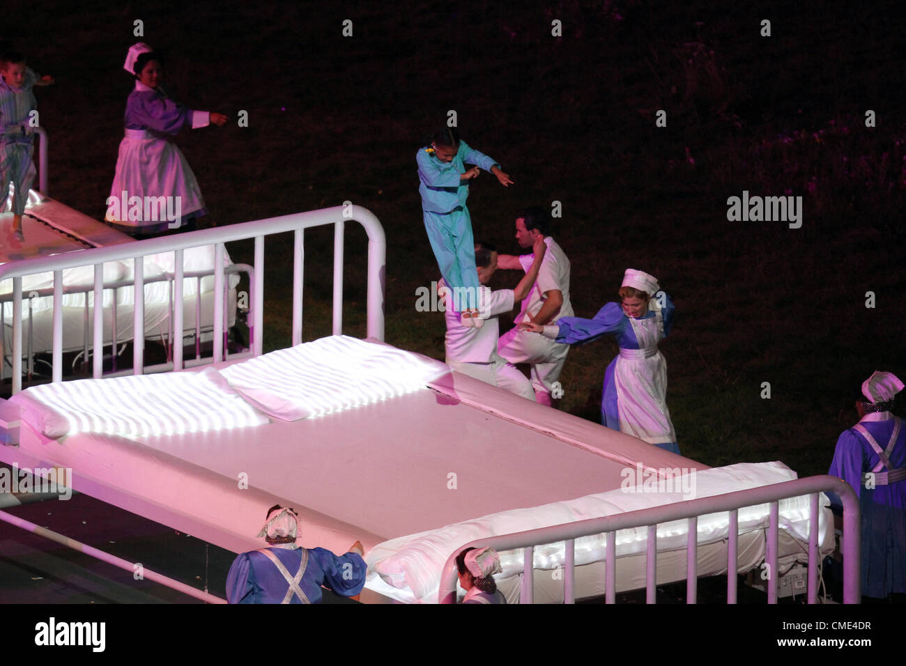 Les infirmières de la danse & LES ENFANTS AVEC TRAMPOLINE BED LONDRES 2012  CÉRÉMONIE D'OUVERTURE DES JEUX OLYMPIQUES DE LONDRES 2012 STRATFORD  CÉRÉMONIE, LONDRES, ANGLETERRE 27 juillet 2012 DIC8143 Photo Stock - Alamy