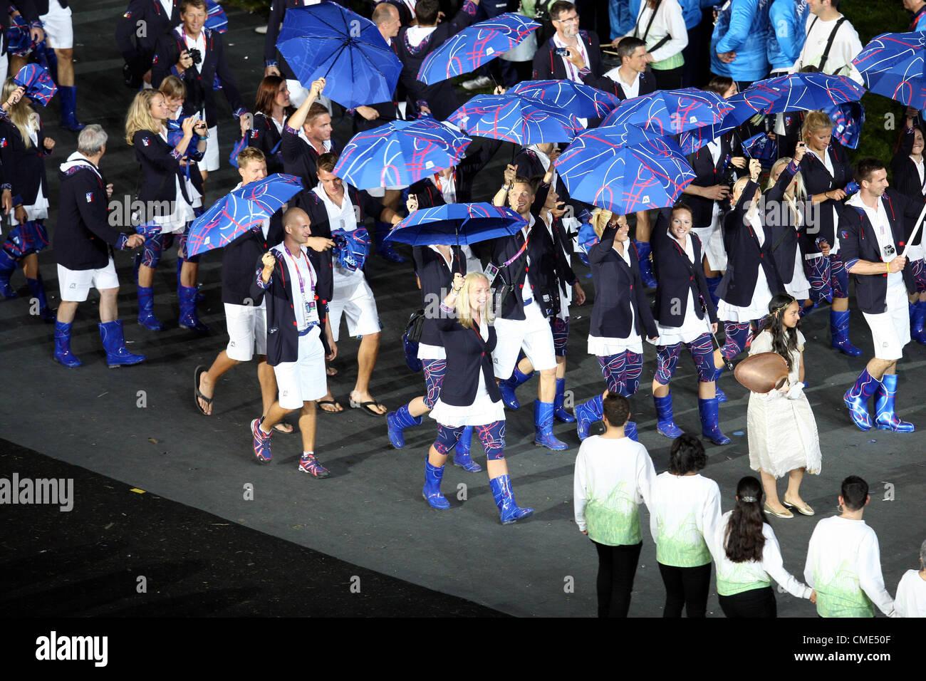 Les athlètes français ENTRENT DANS LE STADE LONDRES 2012 CÉRÉMONIE D'OUVERTURE DES JEUX OLYMPIQUES DE LONDRES 2012 STRATFORD CÉRÉMONIE, LONDRES, ANGLETERRE 27 juillet 2012 DIC8175 Banque D'Images