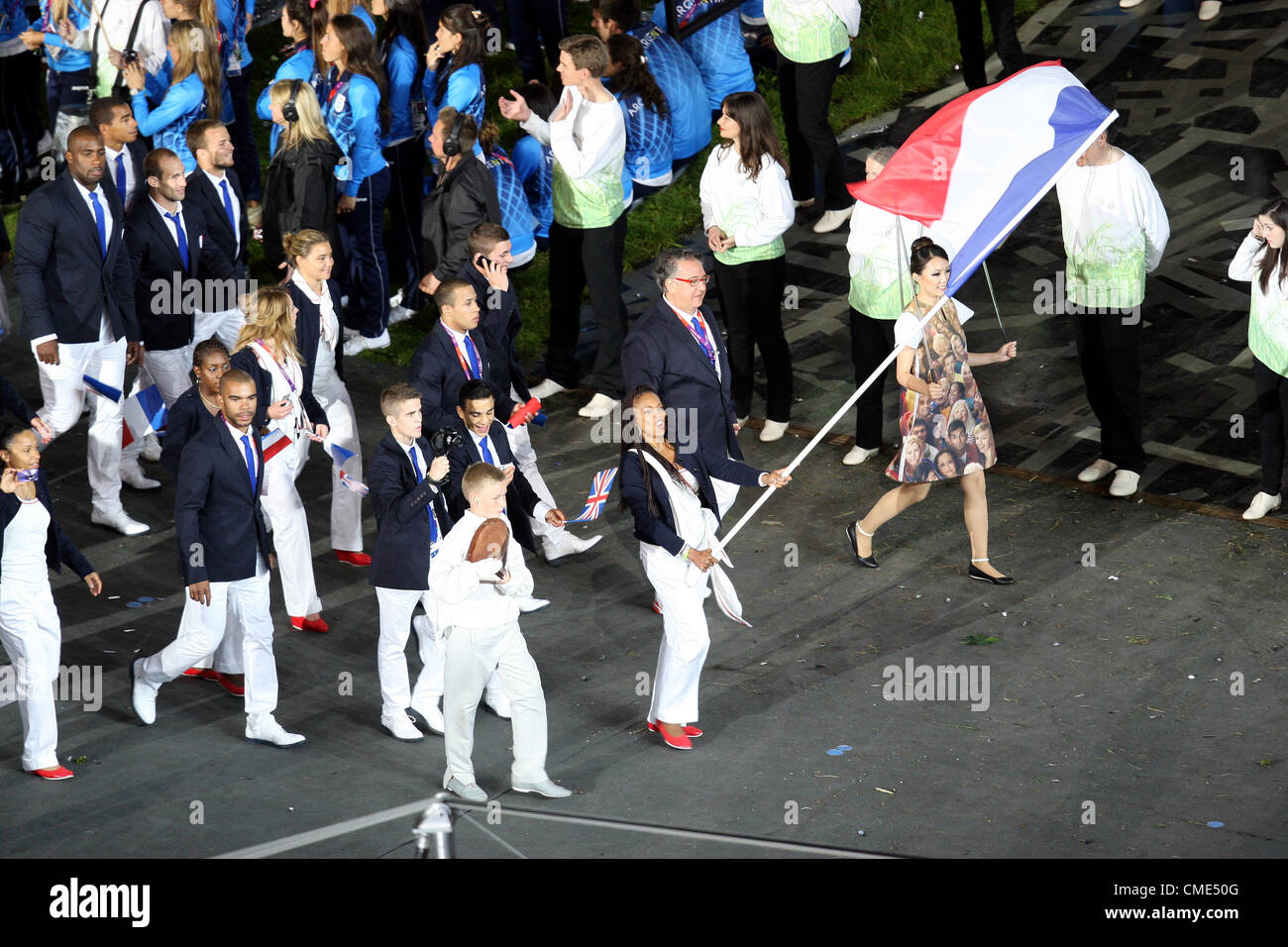 Les athlètes français ENTRENT DANS LE STADE LONDRES 2012 CÉRÉMONIE D'OUVERTURE DES JEUX OLYMPIQUES DE LONDRES 2012 STRATFORD CÉRÉMONIE, LONDRES, ANGLETERRE 27 juillet 2012 DIC8176 Banque D'Images