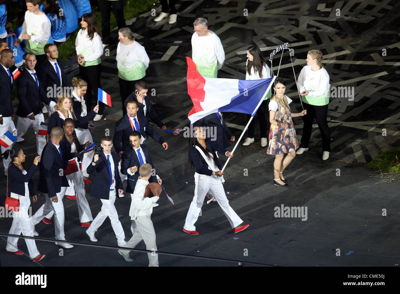 Les athlètes français ENTRENT DANS LE STADE LONDRES 2012 CÉRÉMONIE D'OUVERTURE DES JEUX OLYMPIQUES DE LONDRES 2012 STRATFORD CÉRÉMONIE, LONDRES, ANGLETERRE 27 juillet 2012 DIC8177 Banque D'Images