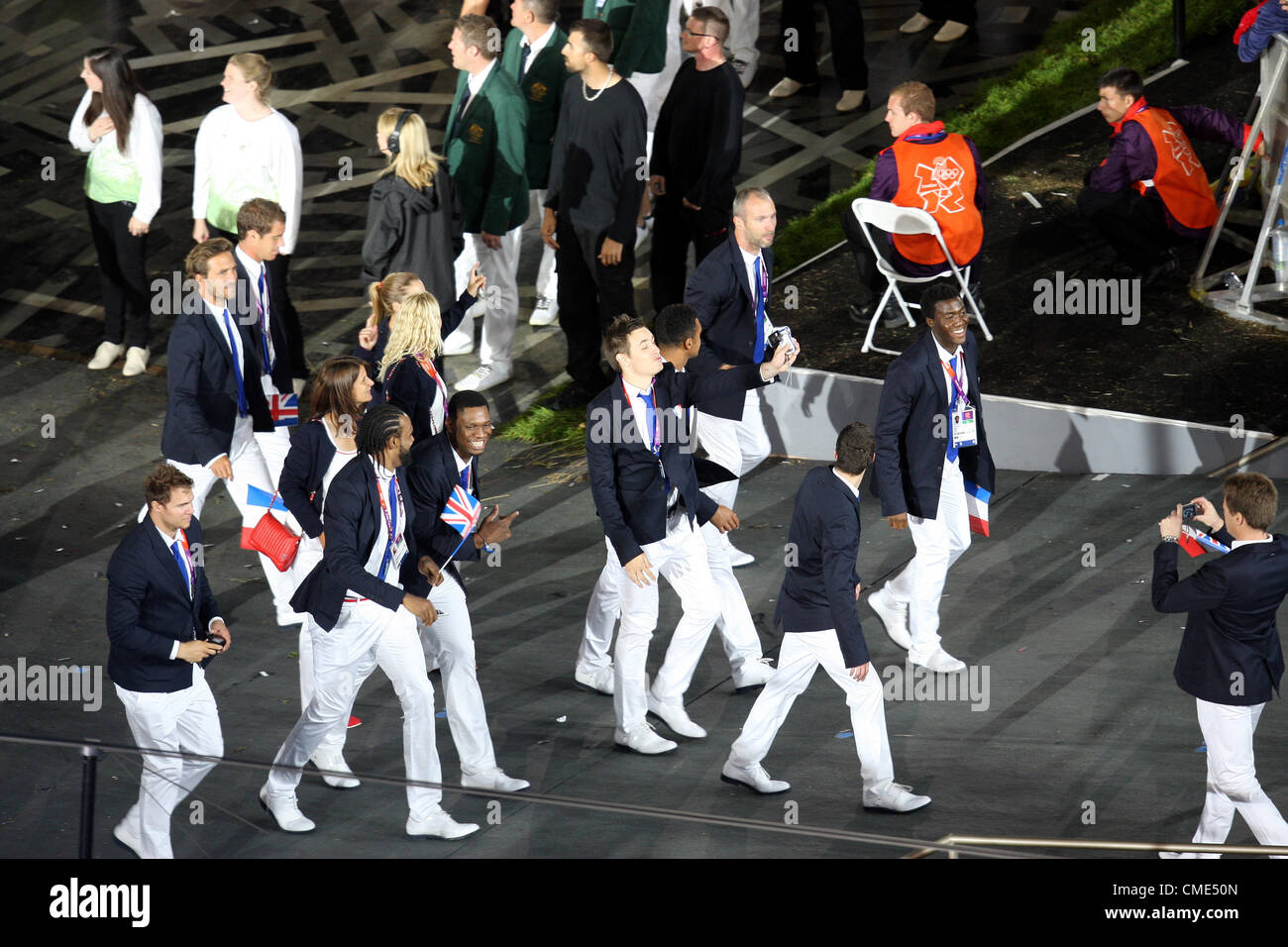 Les athlètes français ENTRENT DANS LE STADE LONDRES 2012 CÉRÉMONIE D'OUVERTURE DES JEUX OLYMPIQUES DE LONDRES 2012 STRATFORD CÉRÉMONIE, LONDRES, ANGLETERRE 27 juillet 2012 DIC8178 Banque D'Images