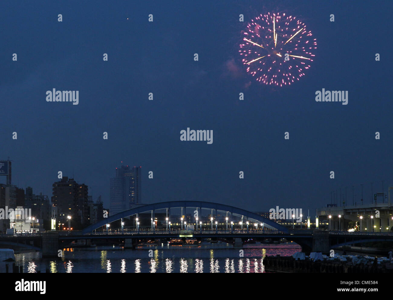 28 juillet 2012 - Tokyo, Japon - Feux d'artifice illuminent le ciel avec Tokyo Sky Tree à la rivière Sumida au cours de la Sumidagawa Fireworks festival le 28 juillet 2012 à Tokyo, Japon. 20 000 d'artifice ont été utilisés dans le cadre du festival. (Crédit Image : © Koichi Kamoshida/Jana Press/ZUMAPRESS.com) Banque D'Images