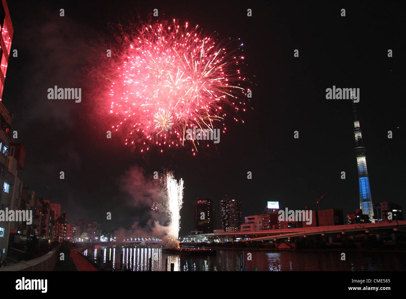 28 juillet 2012 - Tokyo, Japon - Feux d'artifice illuminent le ciel avec Tokyo Sky Tree à la rivière Sumida au cours de la Sumidagawa Fireworks festival le 28 juillet 2012 à Tokyo, Japon. 20 000 d'artifice ont été utilisés dans le cadre du festival. (Crédit Image : © Koichi Kamoshida/Jana Press/ZUMAPRESS.com) Banque D'Images
