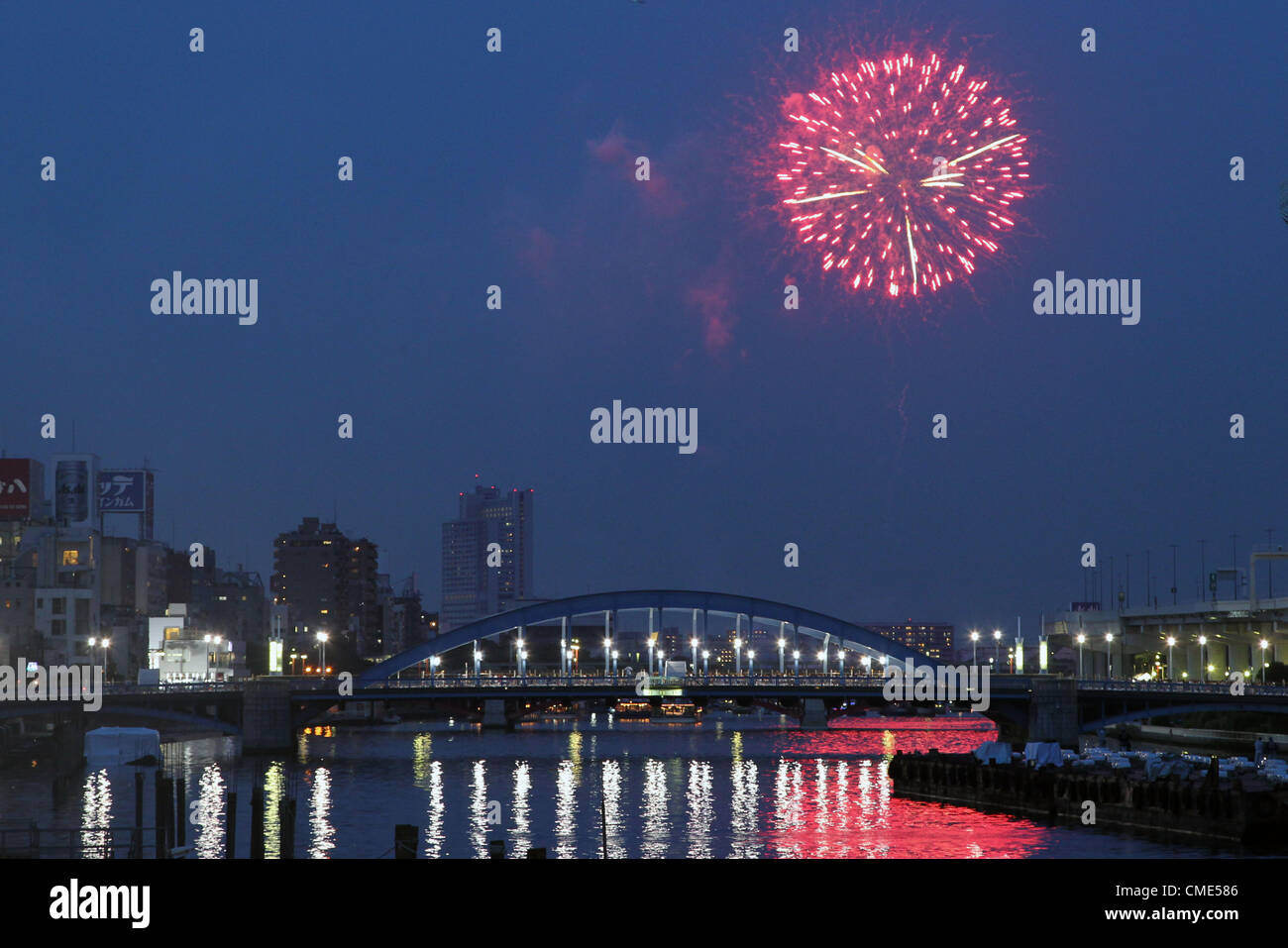 28 juillet 2012 - Tokyo, Japon - Feux d'artifice illuminent le ciel avec Tokyo Sky Tree à la rivière Sumida au cours de la Sumidagawa Fireworks festival le 28 juillet 2012 à Tokyo, Japon. 20 000 d'artifice ont été utilisés dans le cadre du festival. (Crédit Image : © Koichi Kamoshida/Jana Press/ZUMAPRESS.com) Banque D'Images