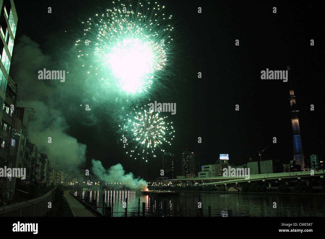 28 juillet 2012 - Tokyo, Japon - Feux d'artifice illuminent le ciel avec Tokyo Sky Tree à la rivière Sumida au cours de la Sumidagawa Fireworks festival le 28 juillet 2012 à Tokyo, Japon. 20 000 d'artifice ont été utilisés dans le cadre du festival. (Crédit Image : © Koichi Kamoshida/Jana Press/ZUMAPRESS.com) Banque D'Images