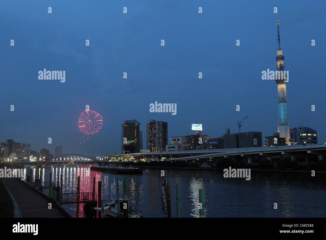 28 juillet 2012 - Tokyo, Japon - Feux d'artifice illuminent le ciel avec Tokyo Sky Tree à la rivière Sumida au cours de la Sumidagawa Fireworks festival le 28 juillet 2012 à Tokyo, Japon. 20 000 d'artifice ont été utilisés dans le cadre du festival. (Crédit Image : © Koichi Kamoshida/Jana Press/ZUMAPRESS.com) Banque D'Images