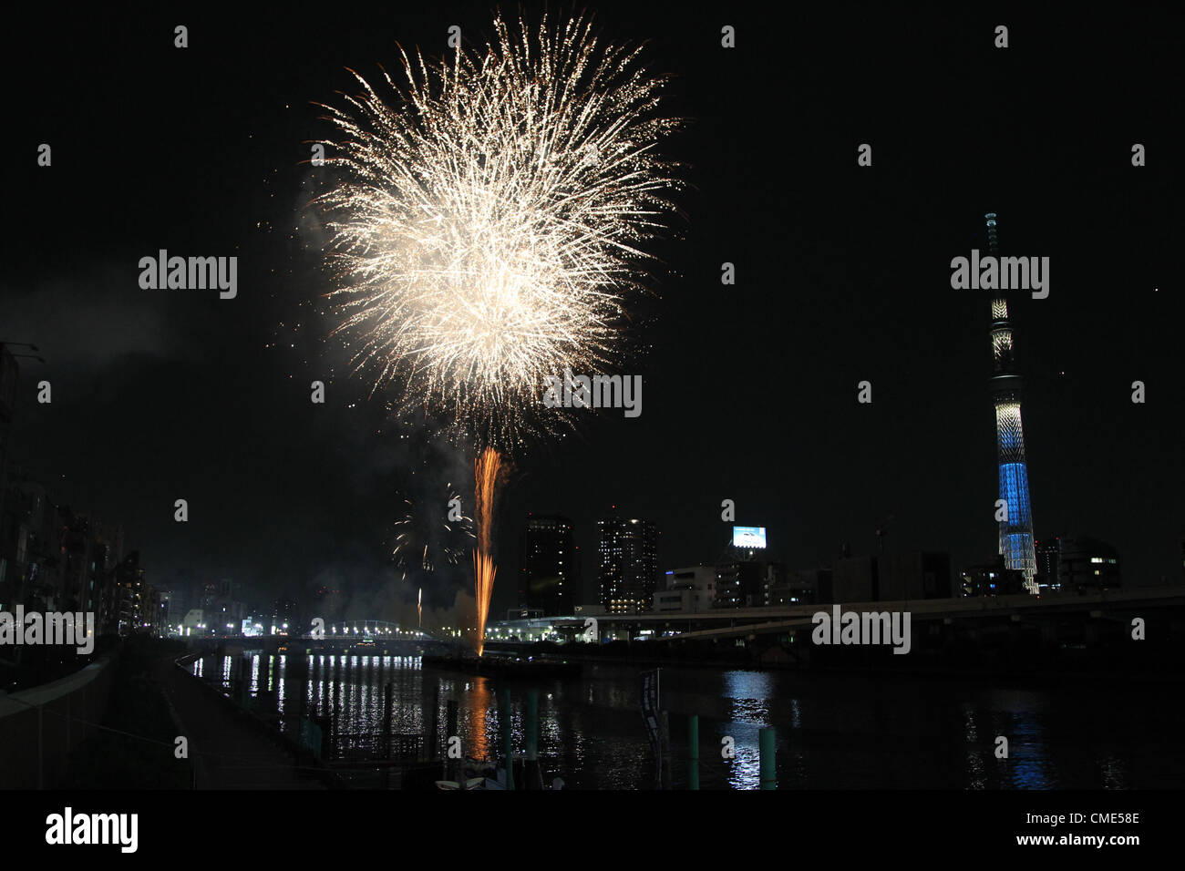 28 juillet 2012 - Tokyo, Japon - Feux d'artifice illuminent le ciel avec Tokyo Sky Tree à la rivière Sumida au cours de la Sumidagawa Fireworks festival le 28 juillet 2012 à Tokyo, Japon. 20 000 d'artifice ont été utilisés dans le cadre du festival. (Crédit Image : © Koichi Kamoshida/Jana Press/ZUMAPRESS.com) Banque D'Images