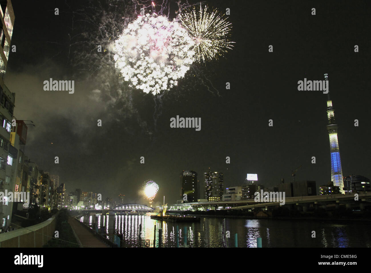 28 juillet 2012 - Tokyo, Japon - Feux d'artifice illuminent le ciel avec Tokyo Sky Tree à la rivière Sumida au cours de la Sumidagawa Fireworks festival le 28 juillet 2012 à Tokyo, Japon. 20 000 d'artifice ont été utilisés dans le cadre du festival. (Crédit Image : © Koichi Kamoshida/Jana Press/ZUMAPRESS.com) Banque D'Images