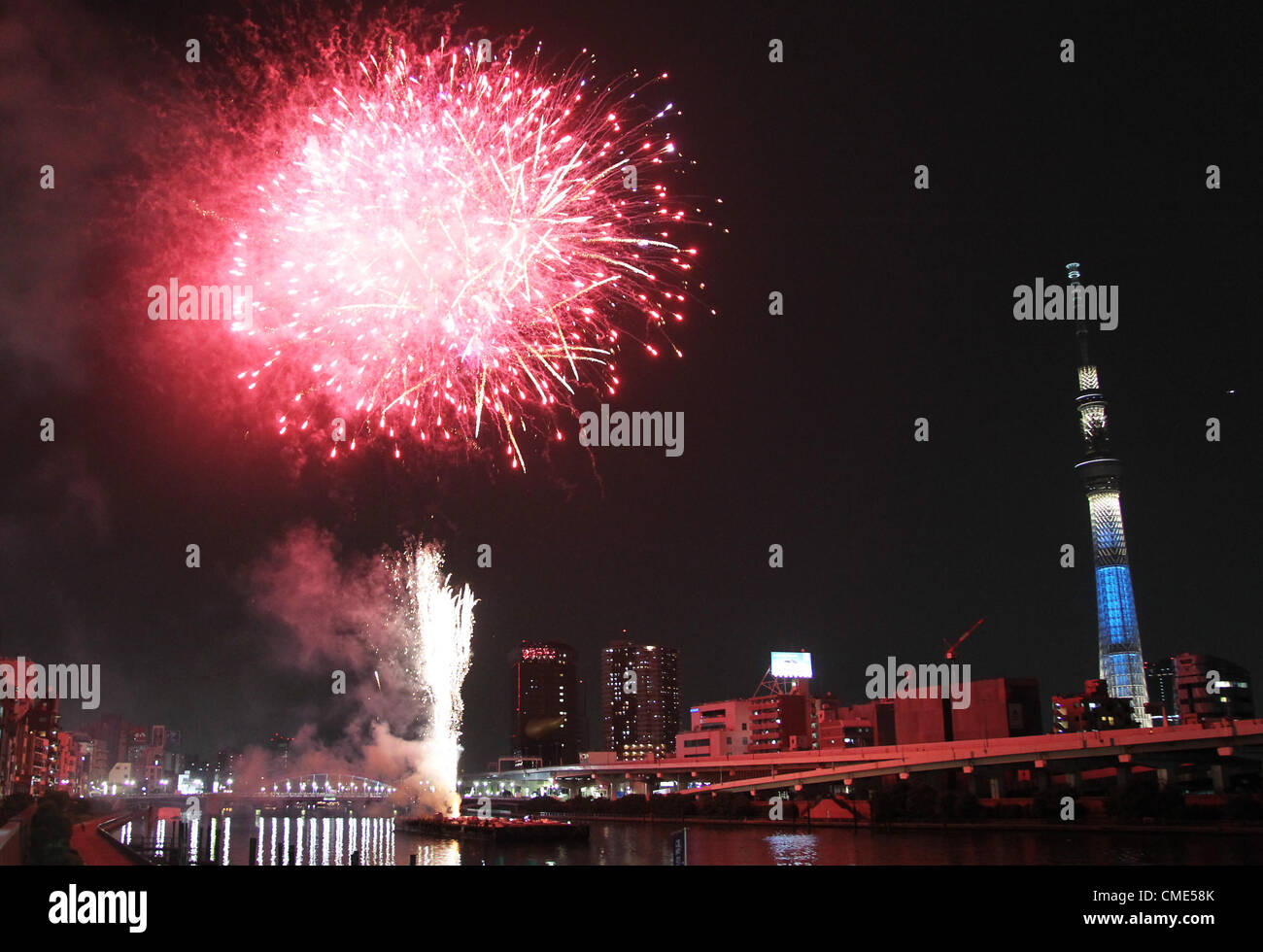 28 juillet 2012 - Tokyo, Japon - Feux d'artifice illuminent le ciel avec Tokyo Sky Tree à la rivière Sumida au cours de la Sumidagawa Fireworks festival le 28 juillet 2012 à Tokyo, Japon. 20 000 d'artifice ont été utilisés dans le cadre du festival. (Crédit Image : © Koichi Kamoshida/Jana Press/ZUMAPRESS.com) Banque D'Images