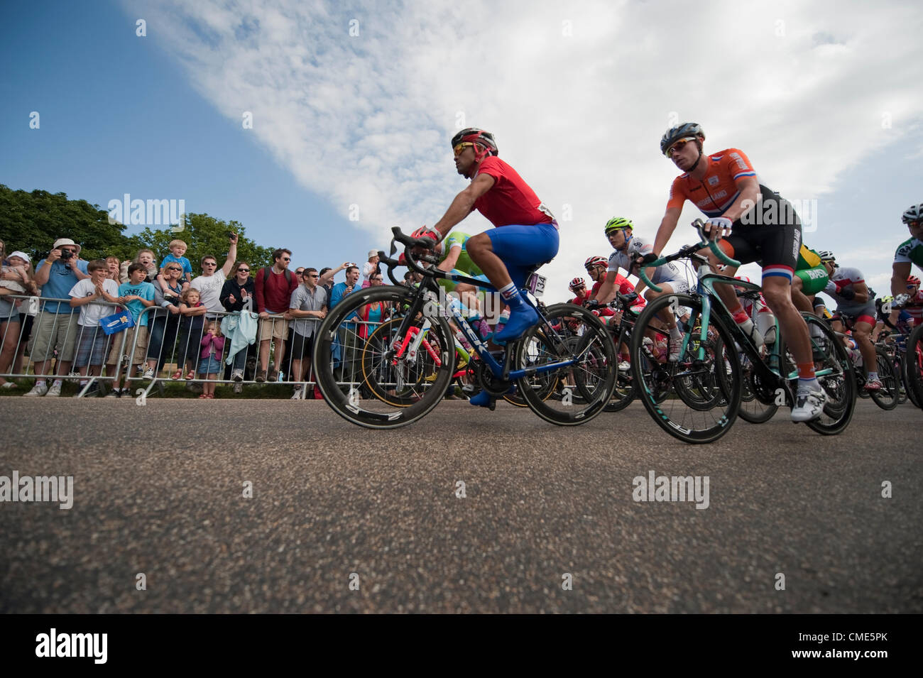 La Mens Road Race, Jeux Olympiques de Londres 2012. Arnold Alcolea mène le peloton à Richmond Park pendant le voyage aller. Des milliers de spectateurs bordent la route Banque D'Images