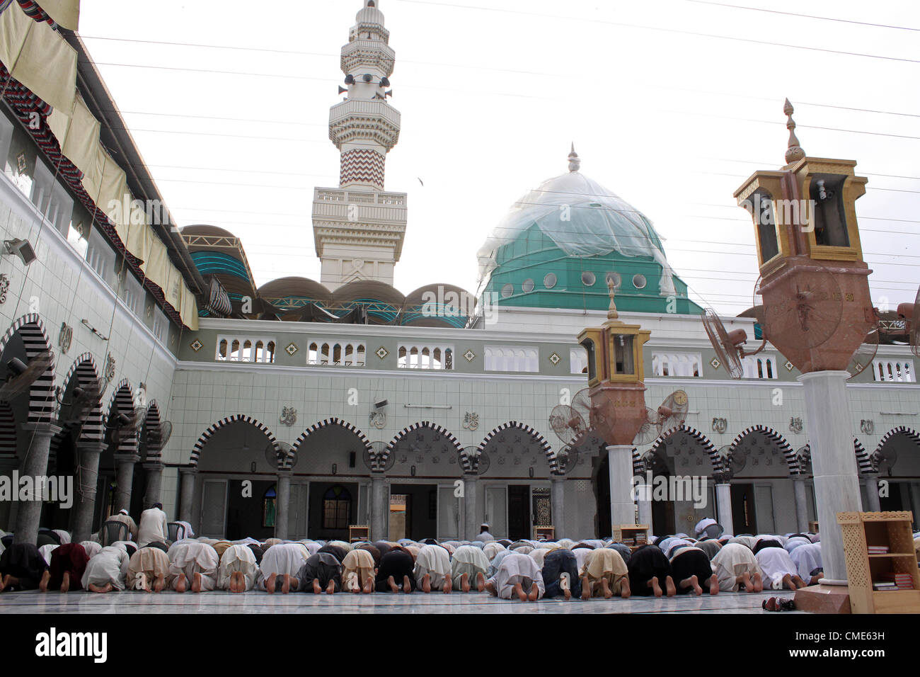 Les musulmans pakistanais offrent la prière dans une mosquée pendant le mois saint du Ramadan à Karachi le 28 juillet 2012. Le Ramadan est le mois sacré des Musulmans dans laquelle ils jeûnent pour Dieu tout-puissant. Banque D'Images