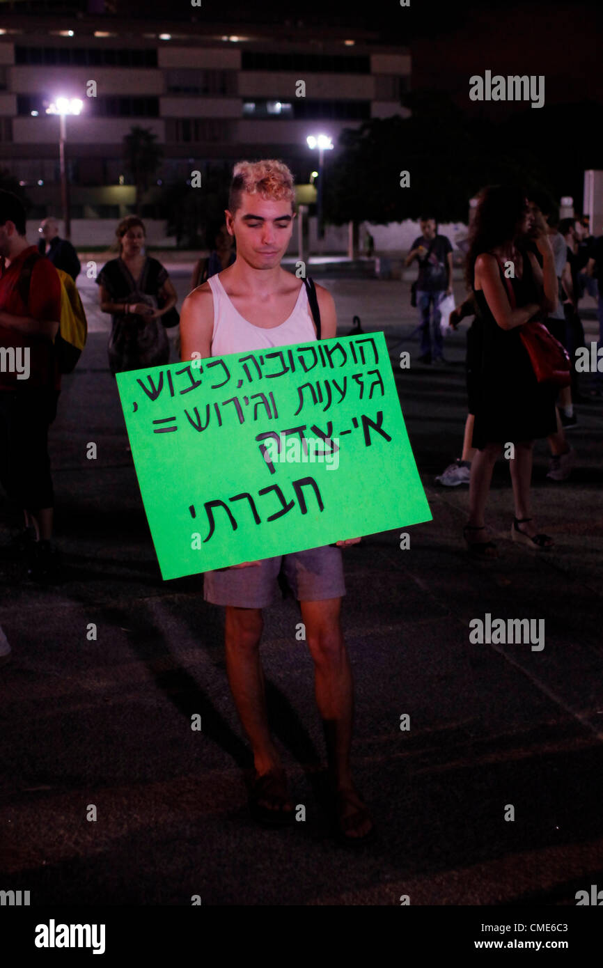 Un jeune homosexuel portant un écriteau qui se lit "l'homophobie, l'occupation, le racisme et l'expulsion est une justice non sociale" lors d'une manifestation contre la déportation des migrants africains d'Israël. Tel Aviv Banque D'Images